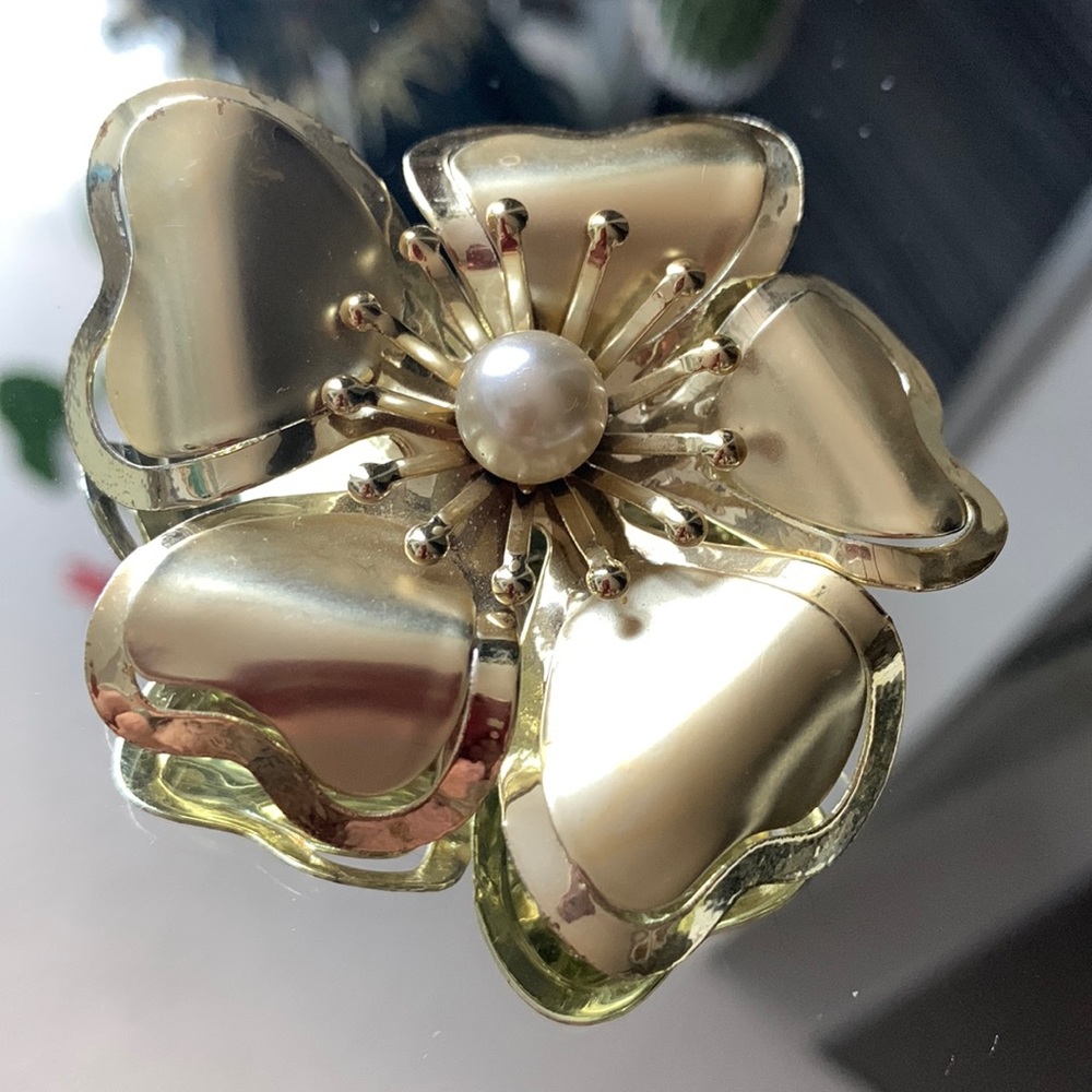 VTG 80’ Golden Floral Brooch with Pearl
